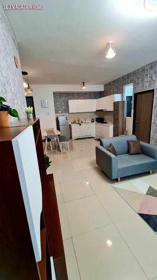 J&J Vacation Home@Novo8 Residence Kampong Tambak Exterior foto