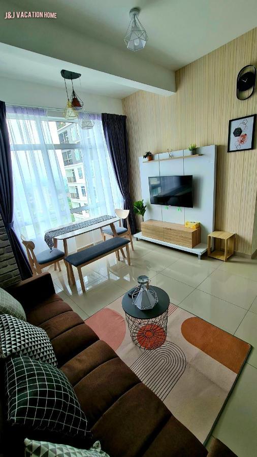 J&J Vacation Home@Novo8 Residence Kampong Tambak Exterior foto