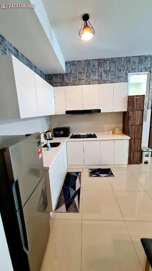 J&J Vacation Home@Novo8 Residence Kampong Tambak Exterior foto