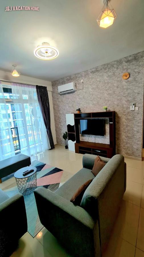 J&J Vacation Home@Novo8 Residence Kampong Tambak Exterior foto